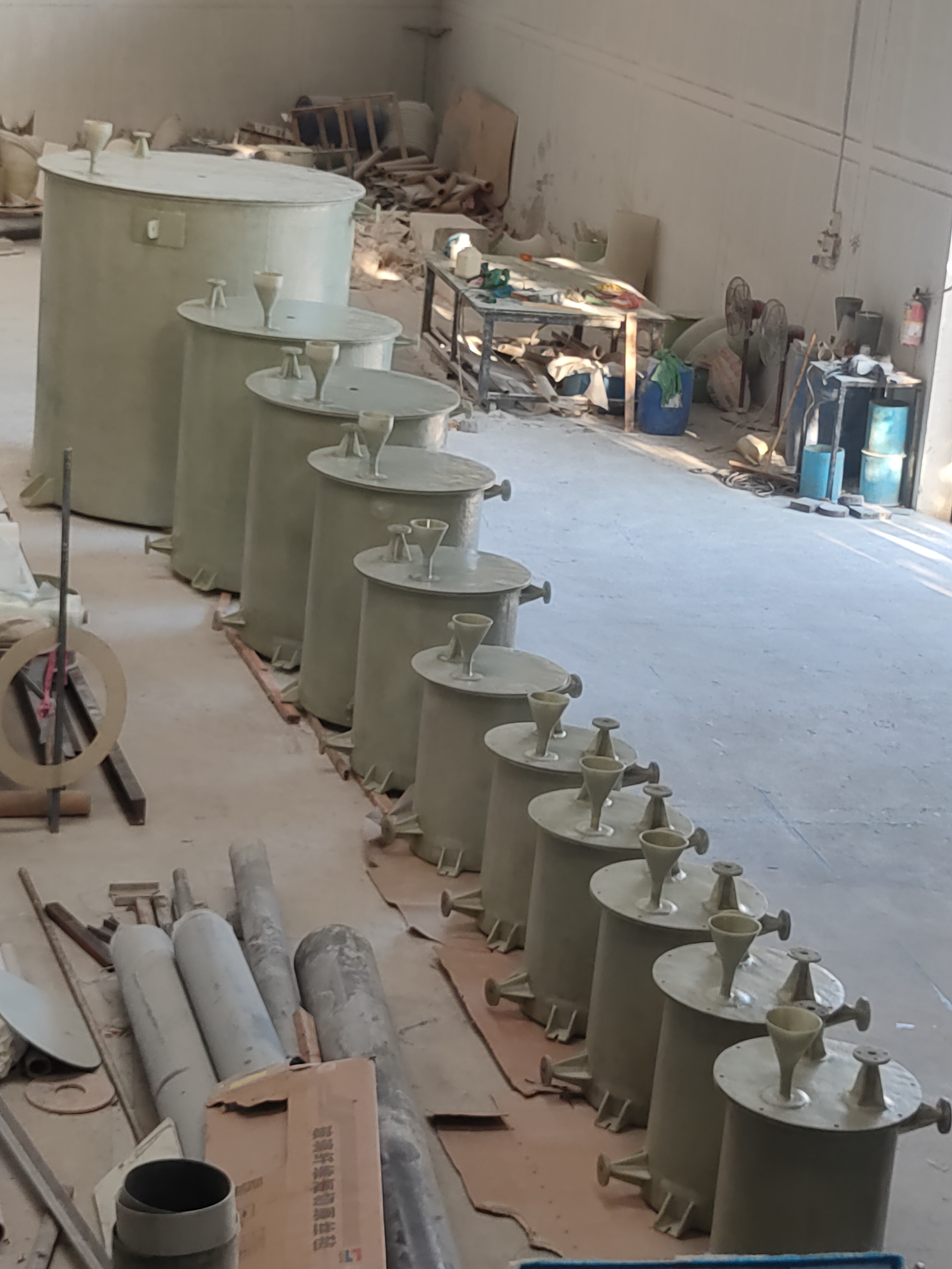 Frp Dosing Tank - Fiberglass Reinforced Plastic, Customizable Dimensions, 15 Psi Pressure Rating, Smooth Finish | Includes Valves And Fittings