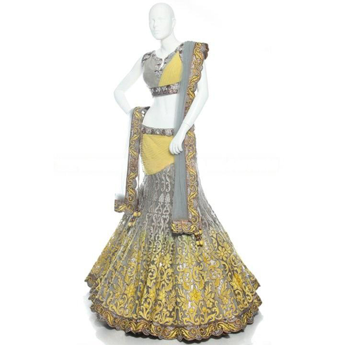 महिला पुतलों को प्रदर्शित करें