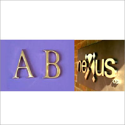 पीतल के सपाट कटे हुए अक्षर