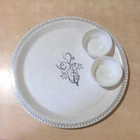 सफेद मुद्रित प्लास्टिक डिनर प्लेट और बाउल