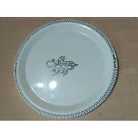 सफेद प्लास्टिक की गोल प्लेटें