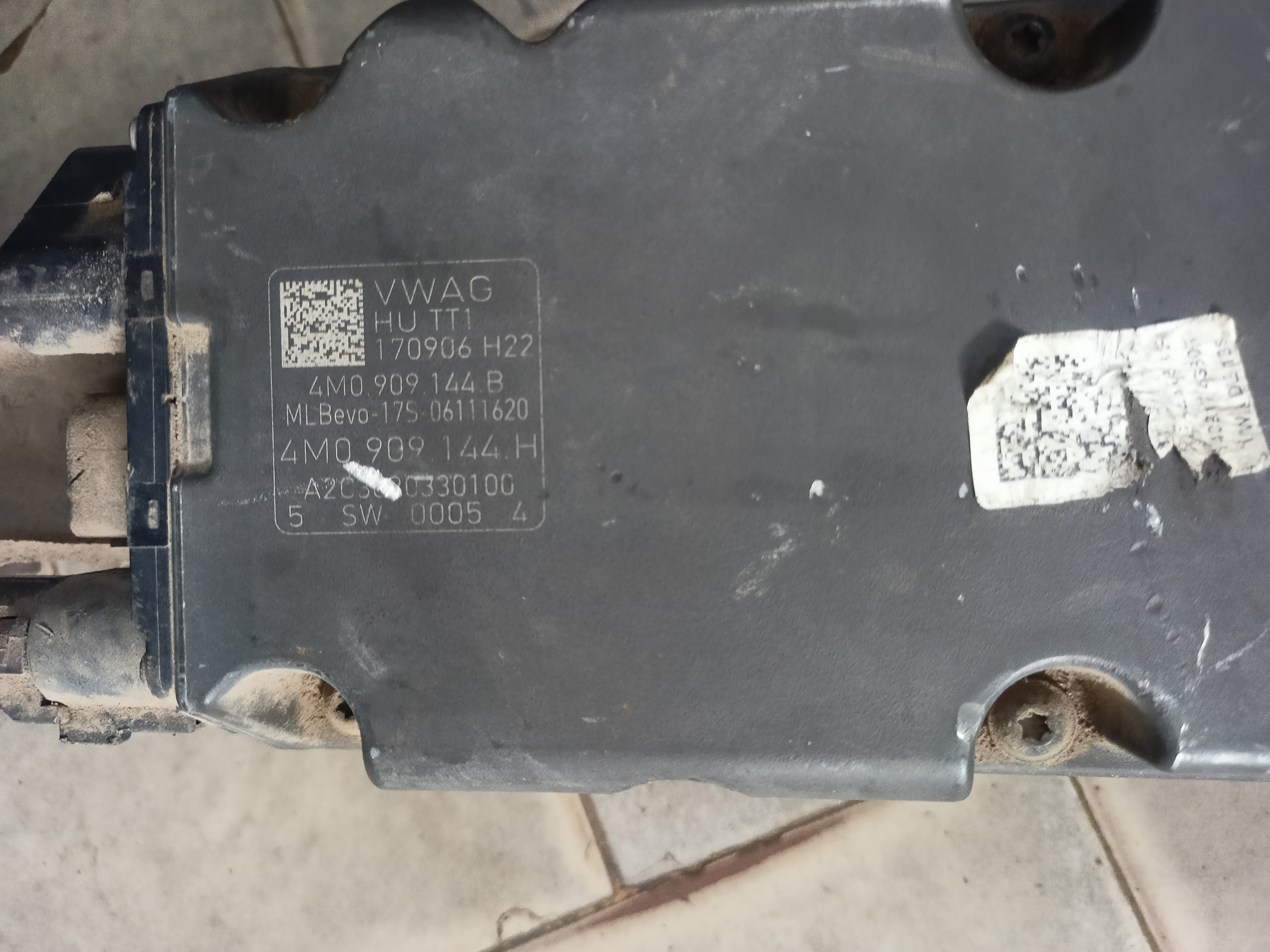 Gray Audi Q7 Steering Rack