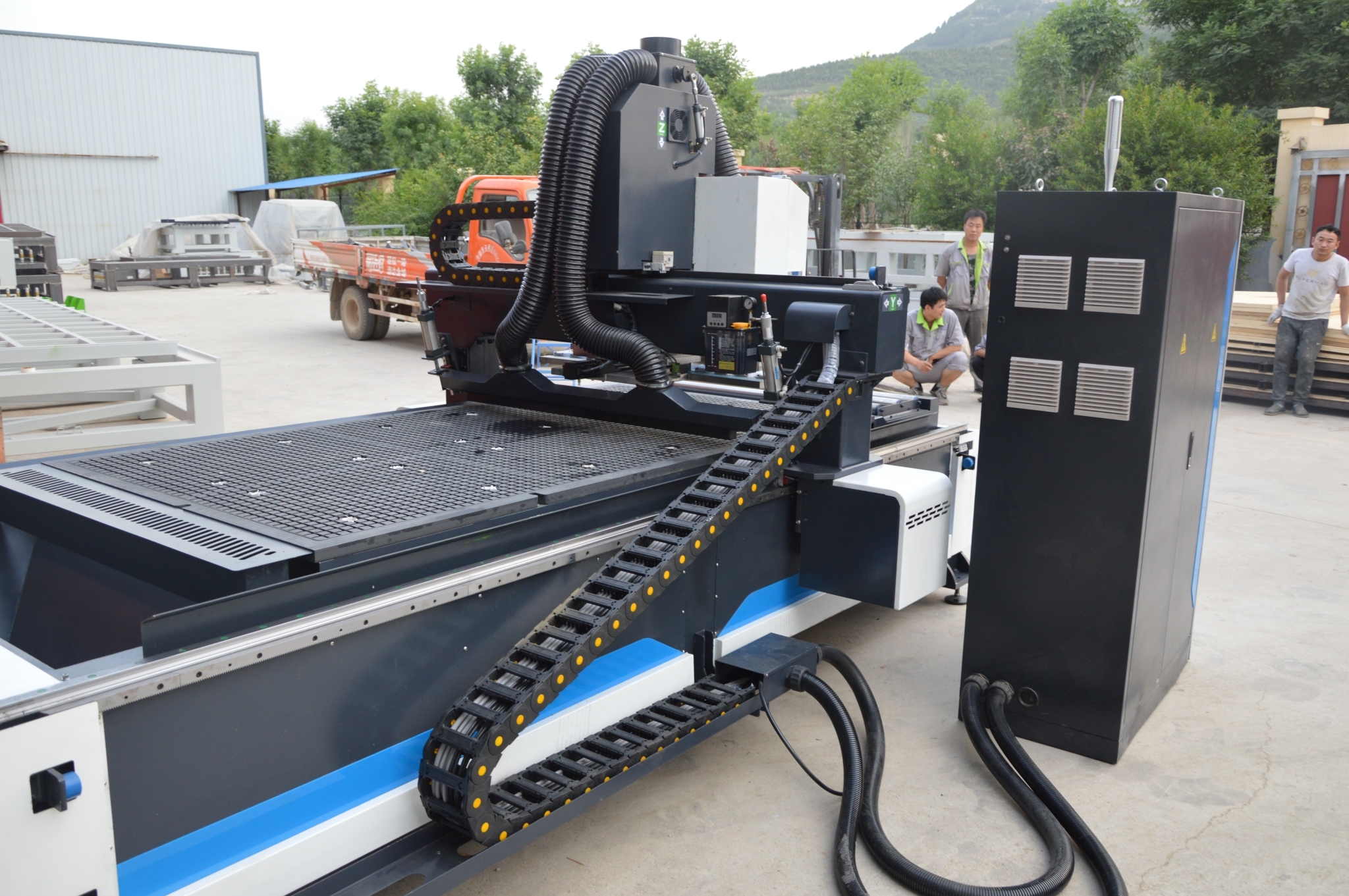 Woodstar Cnc Router - 1300x2500x300 Mm Working Area, Blue Finish, 25000 Mm/m Speed, 3.5 Kw Air Cooled Spindle, Automatic Operation, 1200 Kg Weight, Yako Stepper Motor, Richauto A11 Dsp Controller