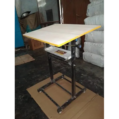लकड़ी और काली ड्राइंग टेबल