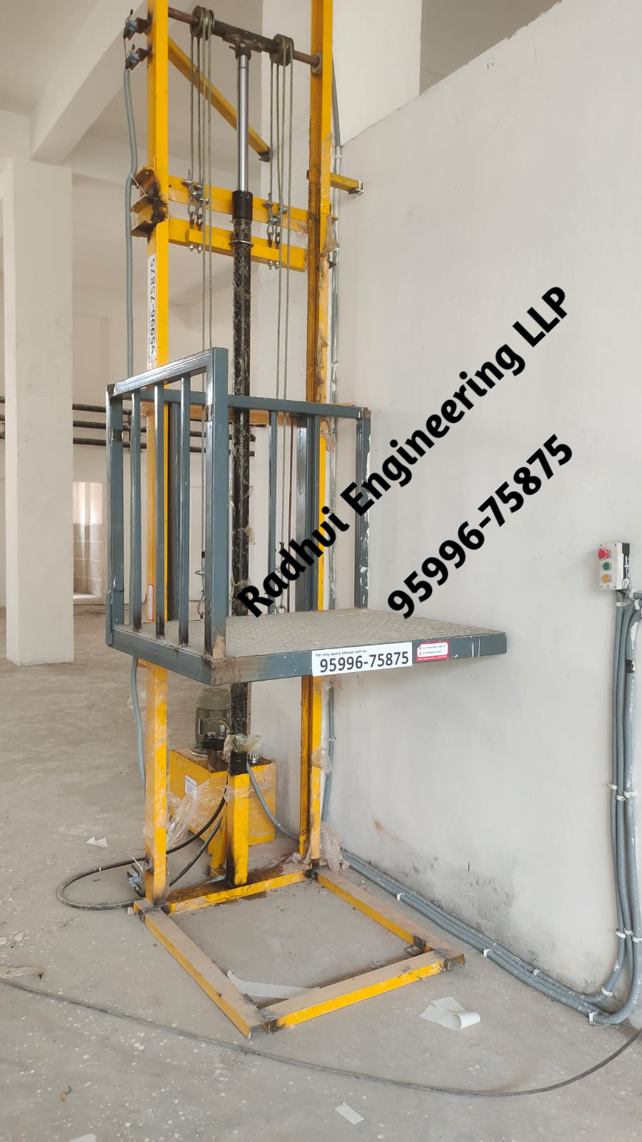 Warehouse Hydraulic Goods Lift - Material: Iron