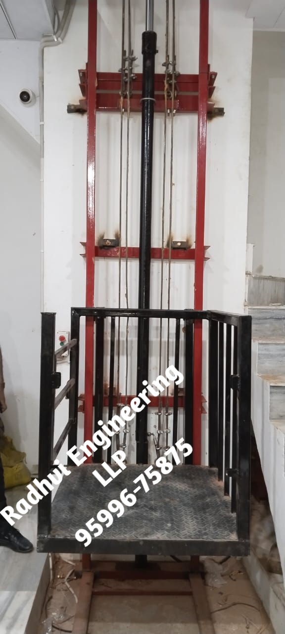 Warehouse Hydraulic Goods Lift - Material: Iron