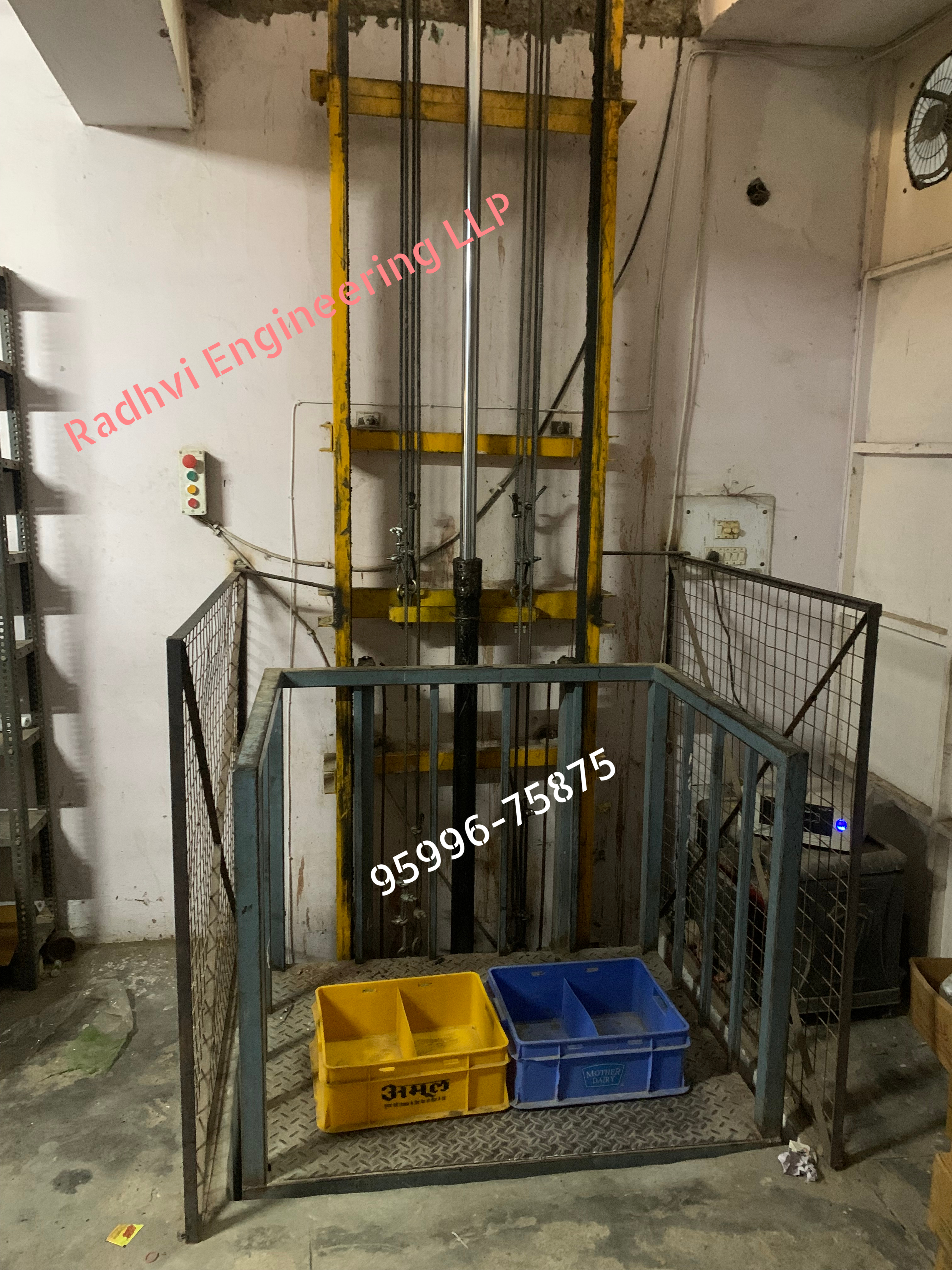 Cargo Lift - Material: Iron
