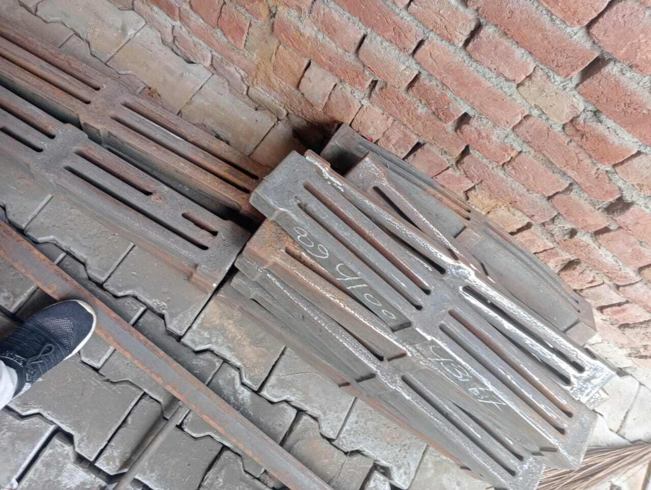 Grate Bar - Cast Iron, 35kg, Black | Coal-fired Heating Element For Industrial Use, Vacuum Pressure Tool