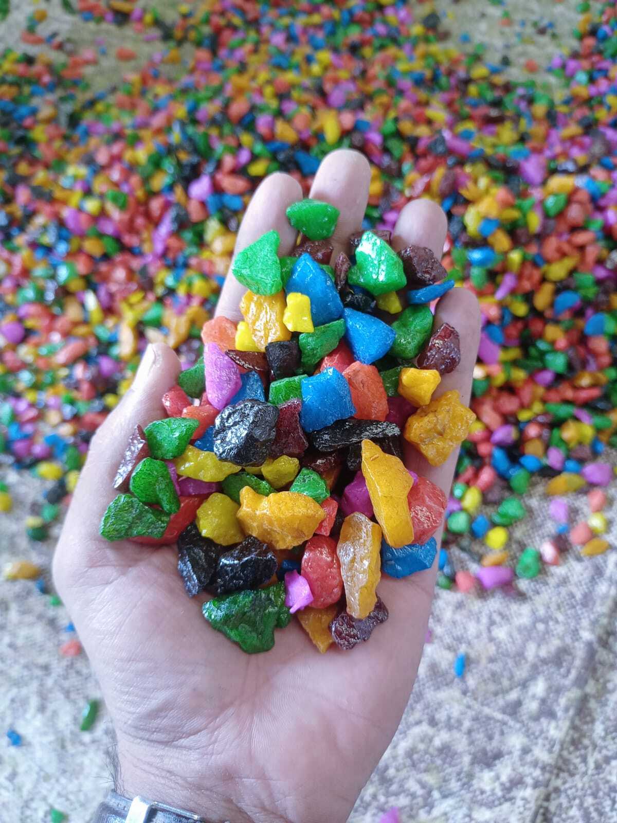 Red Color Coated Crushed Glass Chips And Aquarium Best Color Product And Epoxy Flooring Used Glass Chips Size: Size: (1) 1-3 Mm (2) 3-6 Mm (3) 3-6 Mm (4) Customized