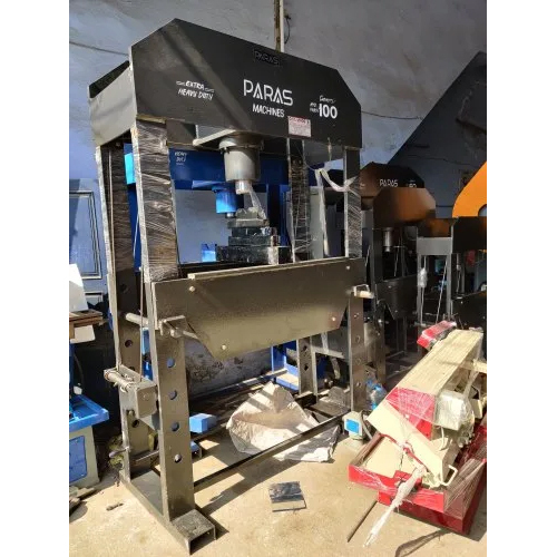 ब्लैक पावर ऑपरेटेड हाइड्रोलिक प्रेस मशीन