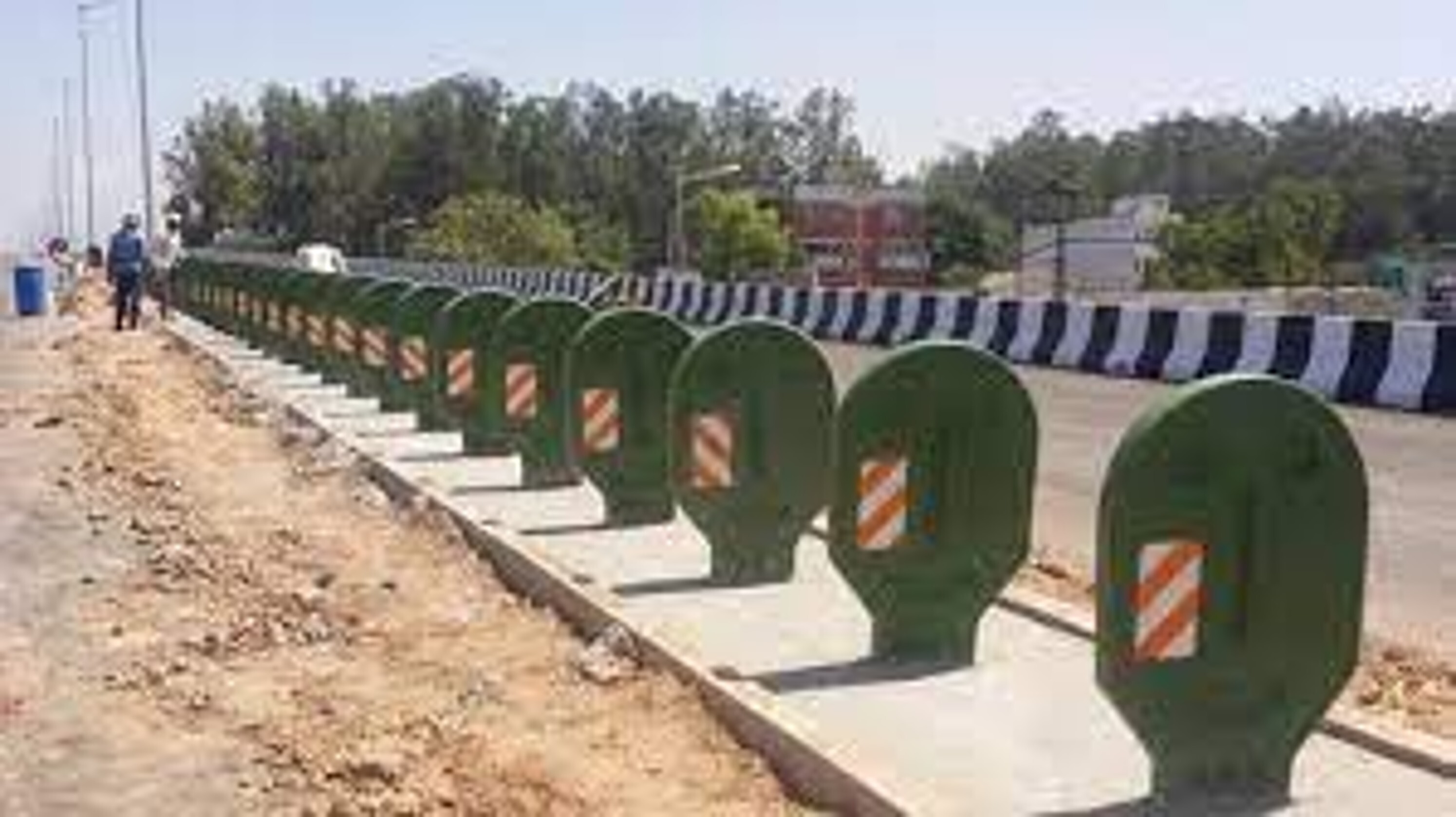 Road Light Barrier - Camera Size: Na
