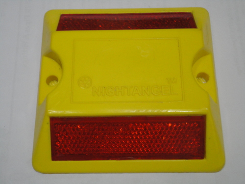 पीले सड़क स्टड्स लाल लेंस के साथ