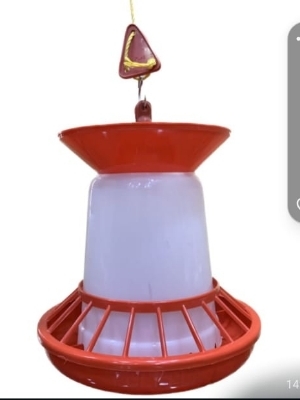 ग्रिल और शंकु के साथ चूजों के लिए फ़ीडर