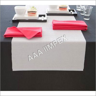 सादा टेबल क्लॉथ