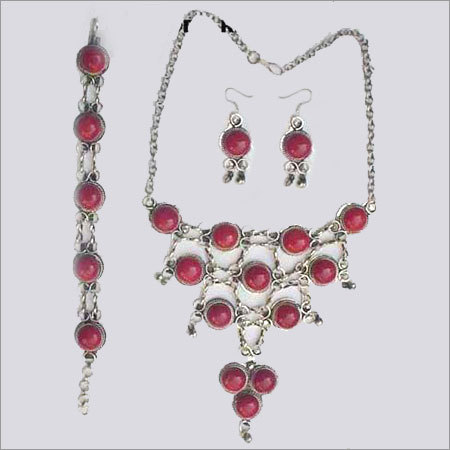 White Metal Necklace Set
