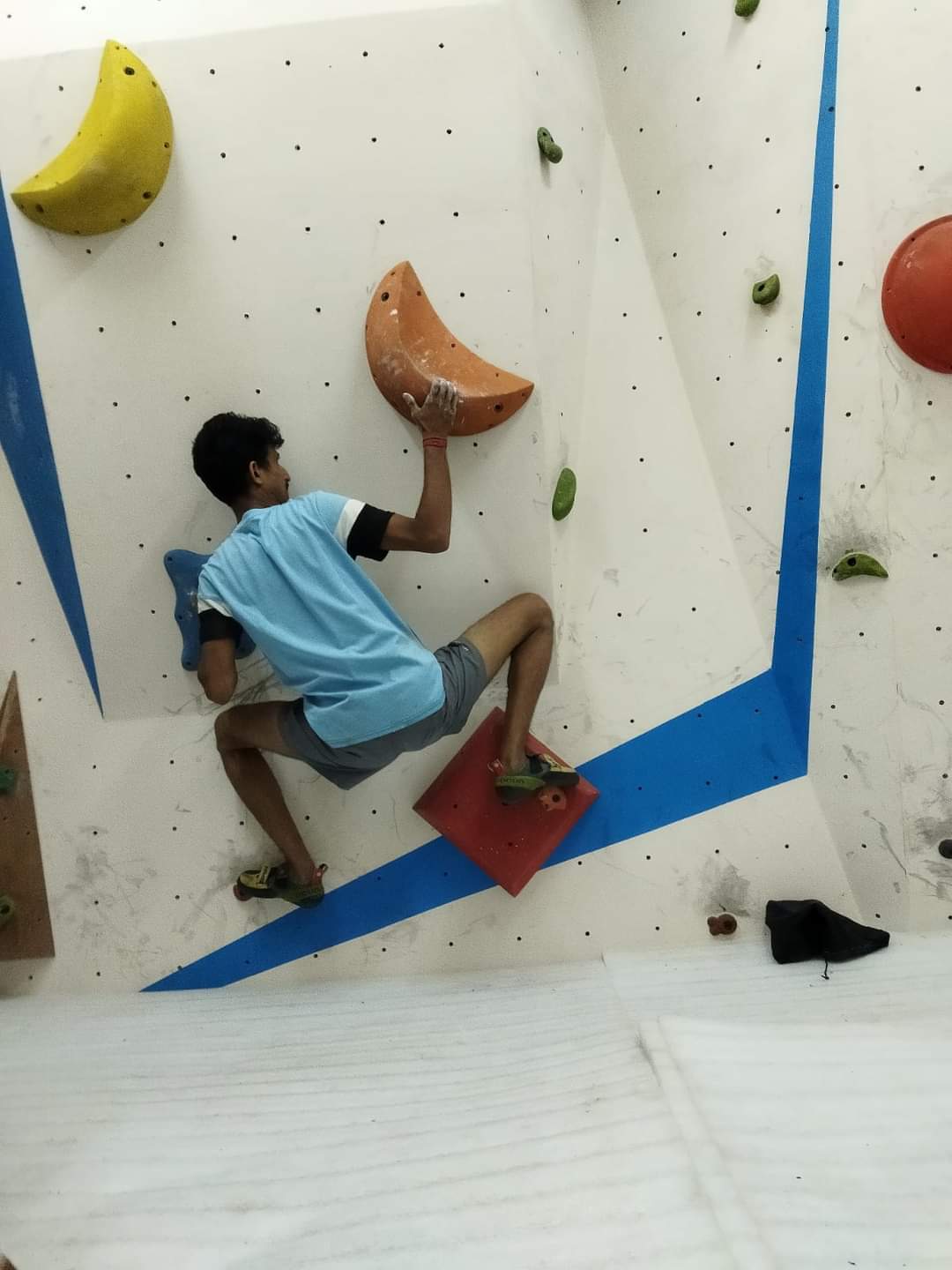 Rock Climbing Wall - Durable Reinforced Polyethylene Material , Customizable Design For Indoor And Outdoor Use