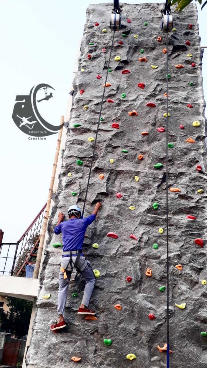 Rock Climbing Wall - Durable Reinforced Polyethylene Material , Customizable Design For Indoor And Outdoor Use