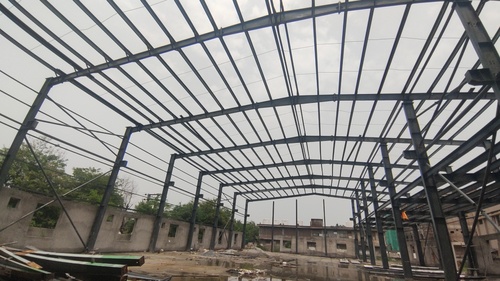 Industrial Storage Facility - Sturdy Steel Structure , Large Open Spaces, Loading Docks, Ventilation Systems