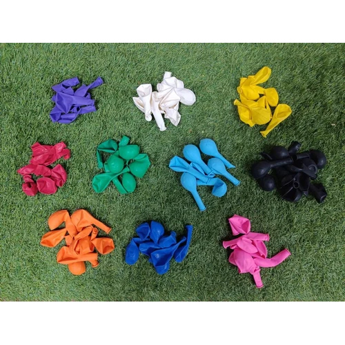 लाल रंगीन गुब्बारों का आनंद लें