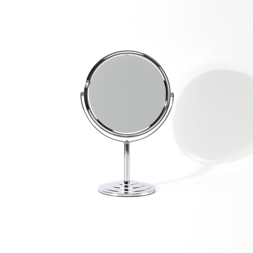 बाथरूम में एक सुंदर दर्पण है