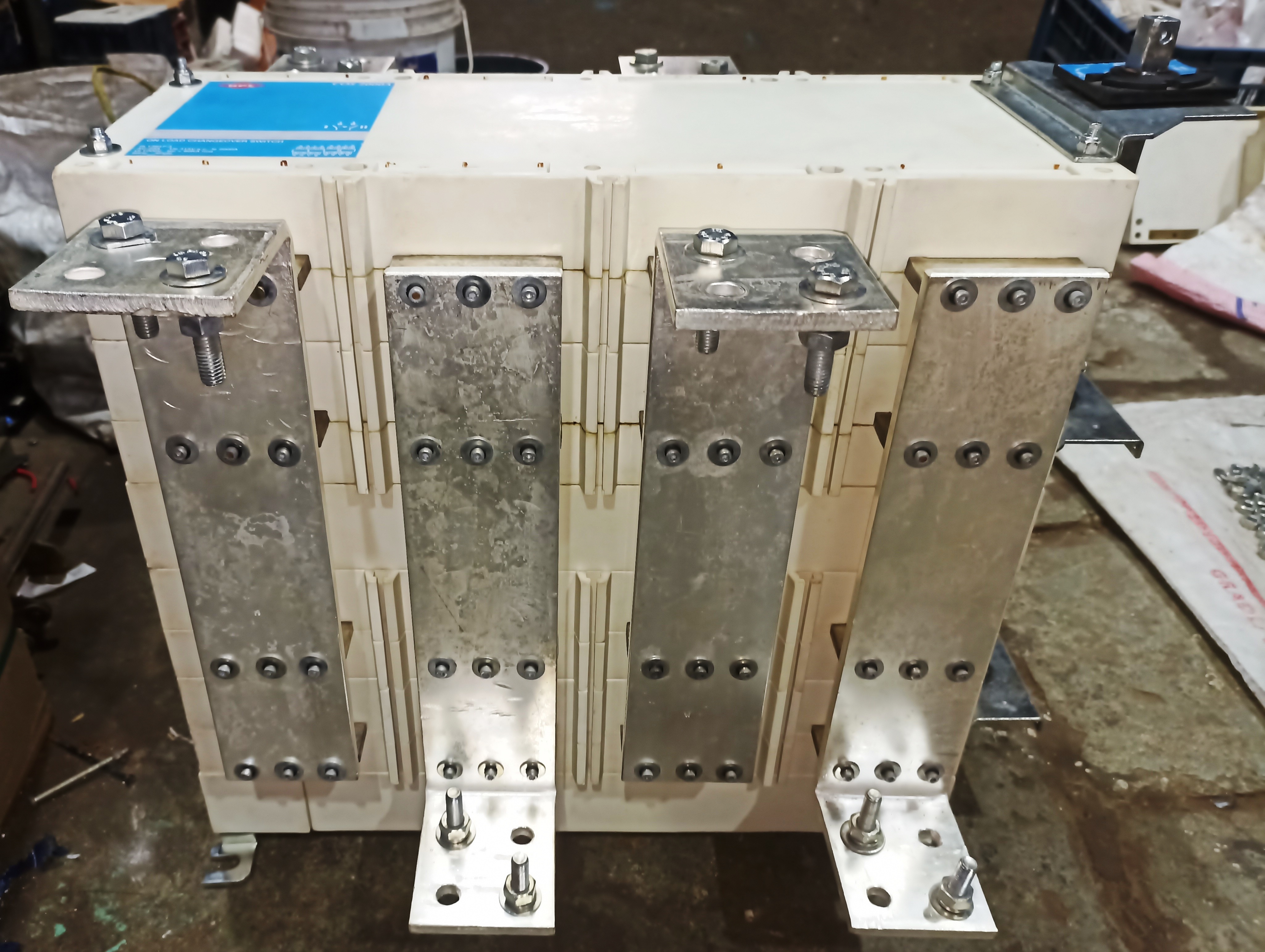 Hpl 2000a 4p Onload Changeover Switch - Engineering Plastic & Copper, 787x425x270mm, Grey/red, 2000a, Ip54, Is/iec 60947-3, Rotary Lockable Handle