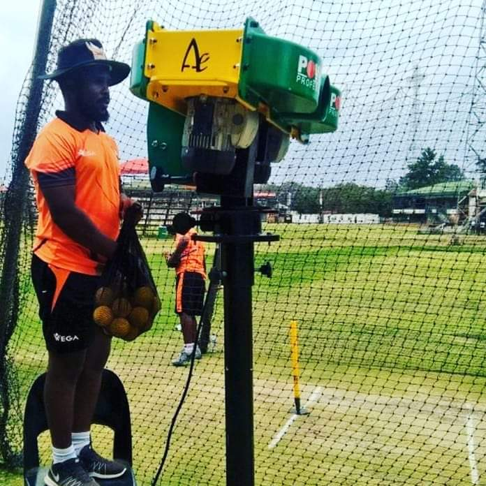 Cricket Bowling Machine-power Professional Plus - Age Group: Adults