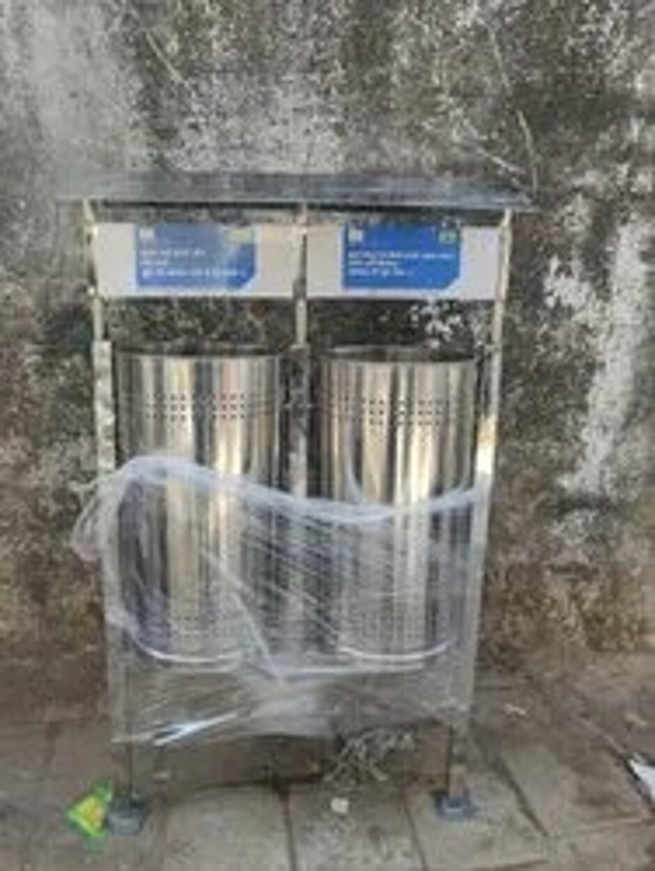 Stainless Steel Dust Bin - Automatic Grade: Manual