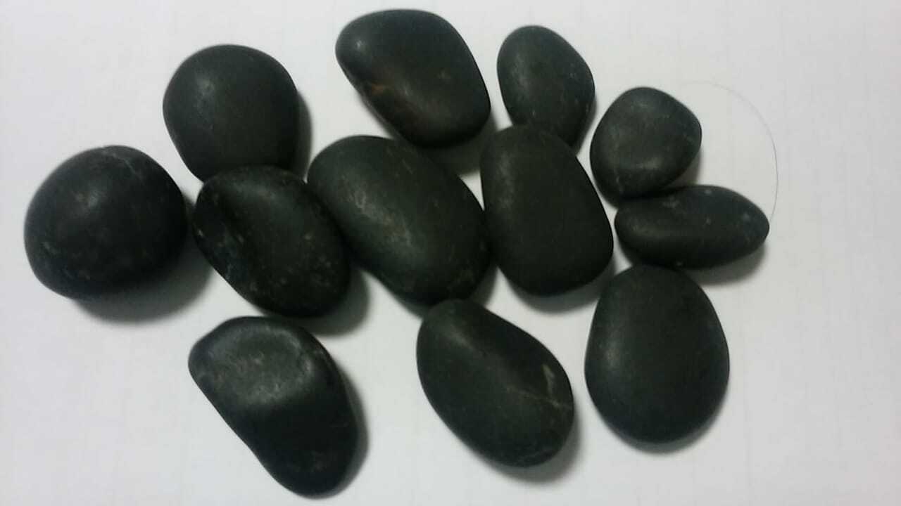 Polyurethane Coated High Polished Natural Black Pebbles For Garden Decoration And Landscaping Size: 30mm To 60mm