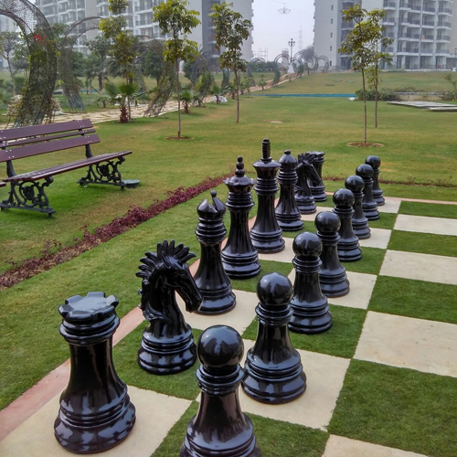 उपलब्धता के अनुसार ब्लैक चेस स्कल्पचर