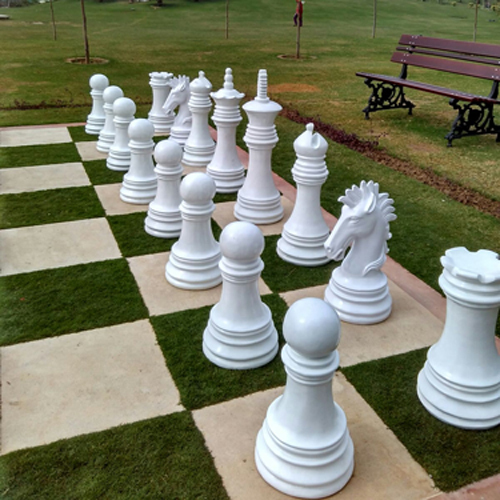 उपलब्धता के अनुसार सफेद शतरंज की मूर्तिकला
