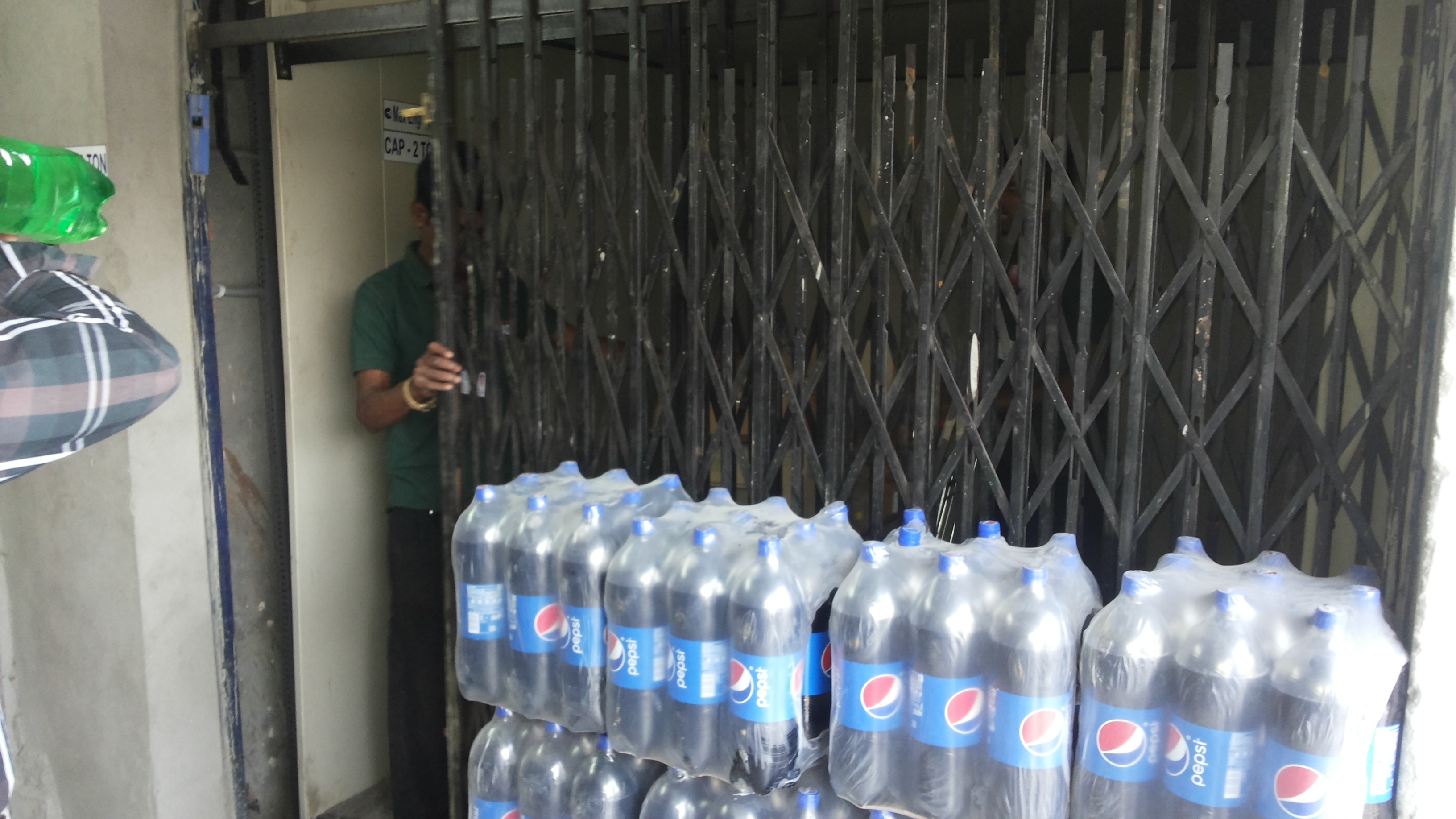 Dumbwaiter Lift - Machine Room Size: Customized As Per Order