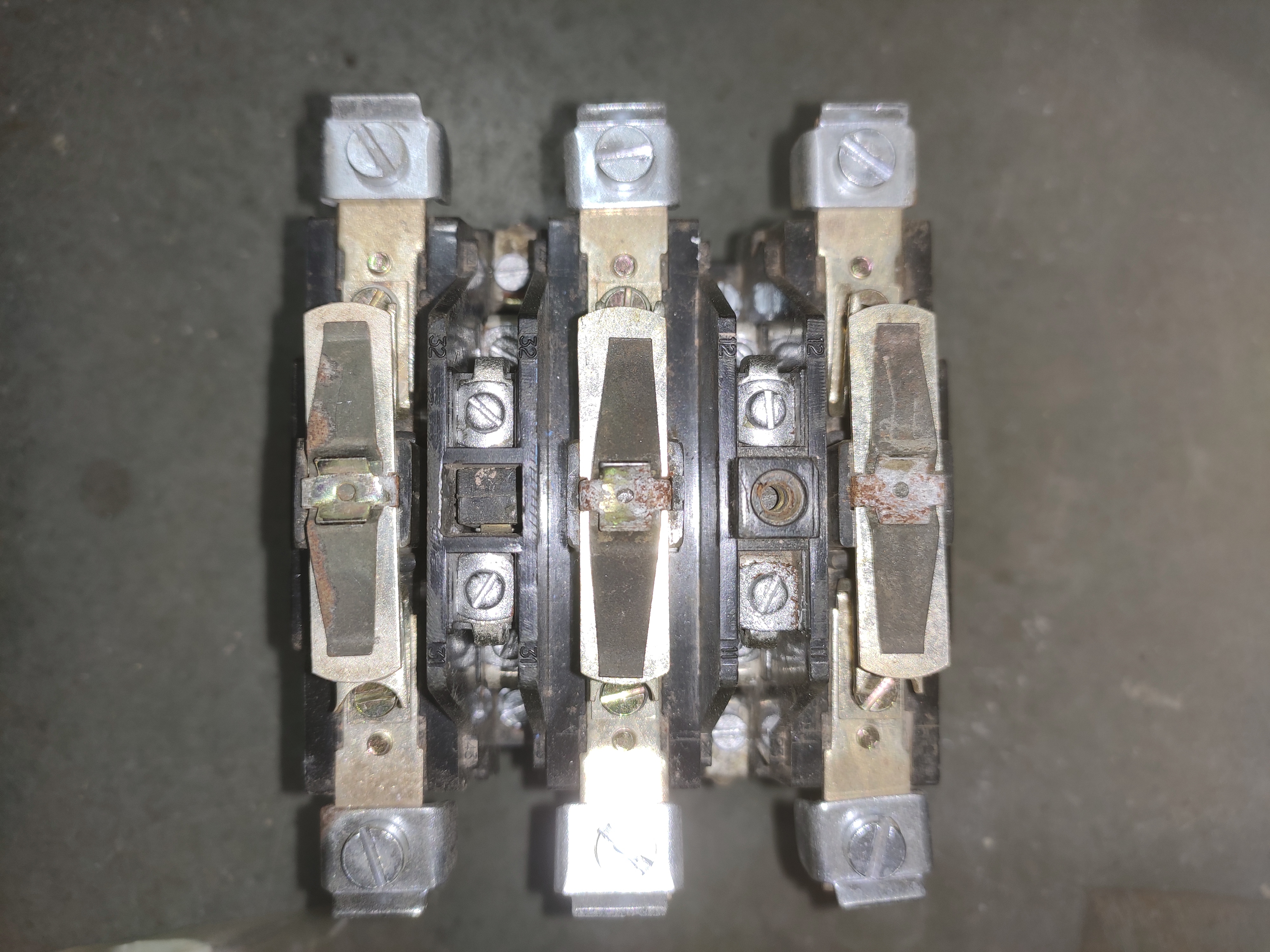 Lt Ml2 Contactor - 220-440 Volt, 50 Hertz Frequency | Industrial Application, Warranty Included