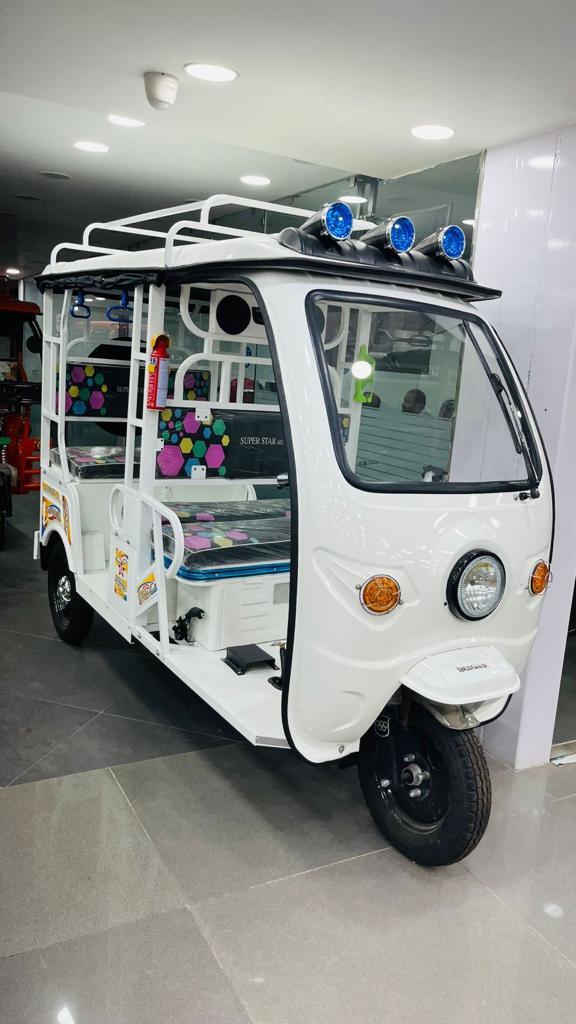 White Electrical Auto Rickshaw Size: Different Available