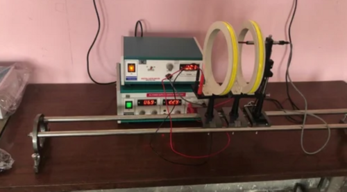 हेल्महोल्ट्ज कॉइल के कारण मैग्नेटिक फ़ील्ड