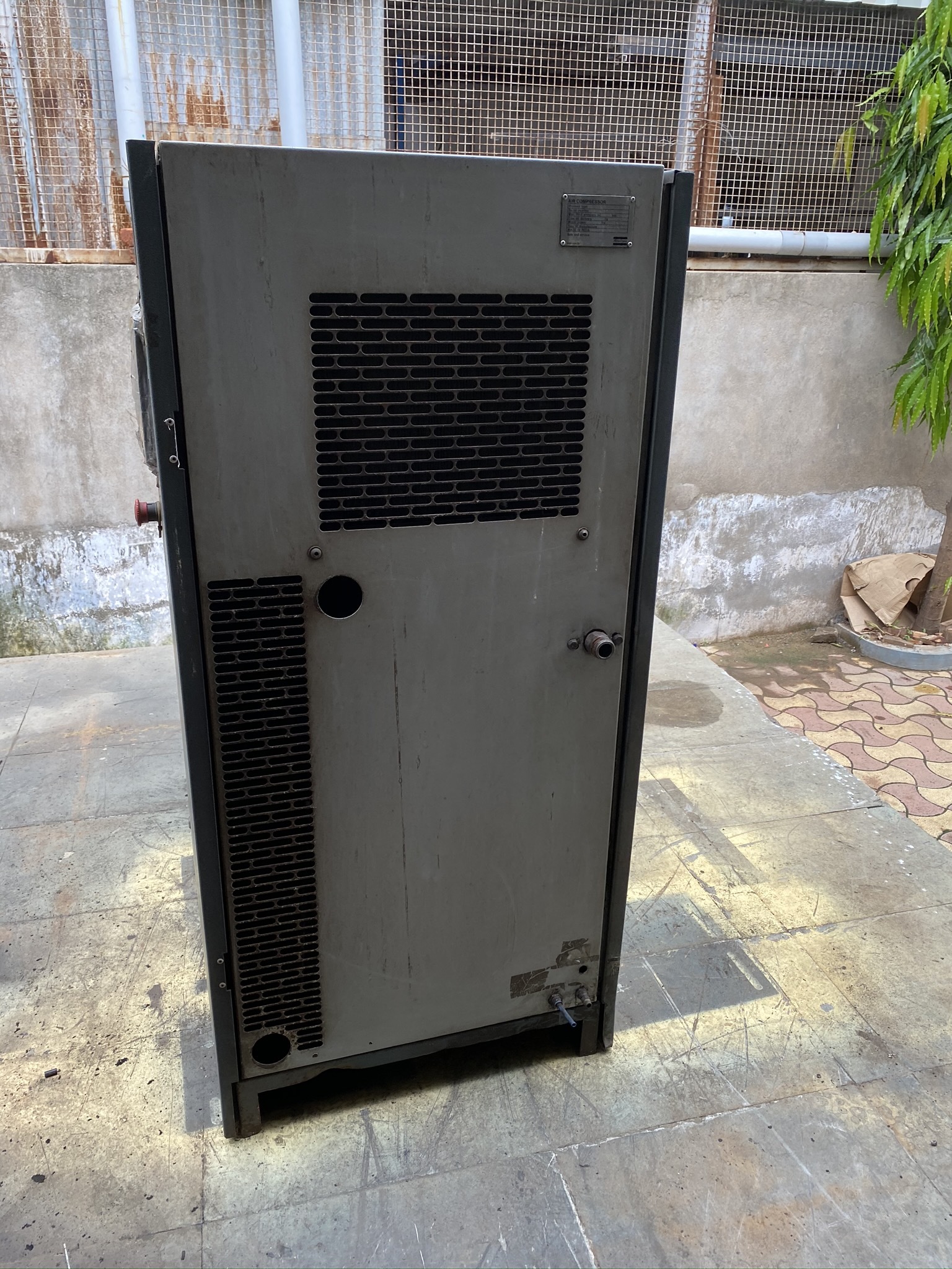 Used Air Compressor - 3 To 200 Hp, 10-800 Ft3/min Air Flow, Direct Drive, Lubricated, 1200x600x800 Mm, 1000 Kg, 440 Volt, 10 Working Pressure