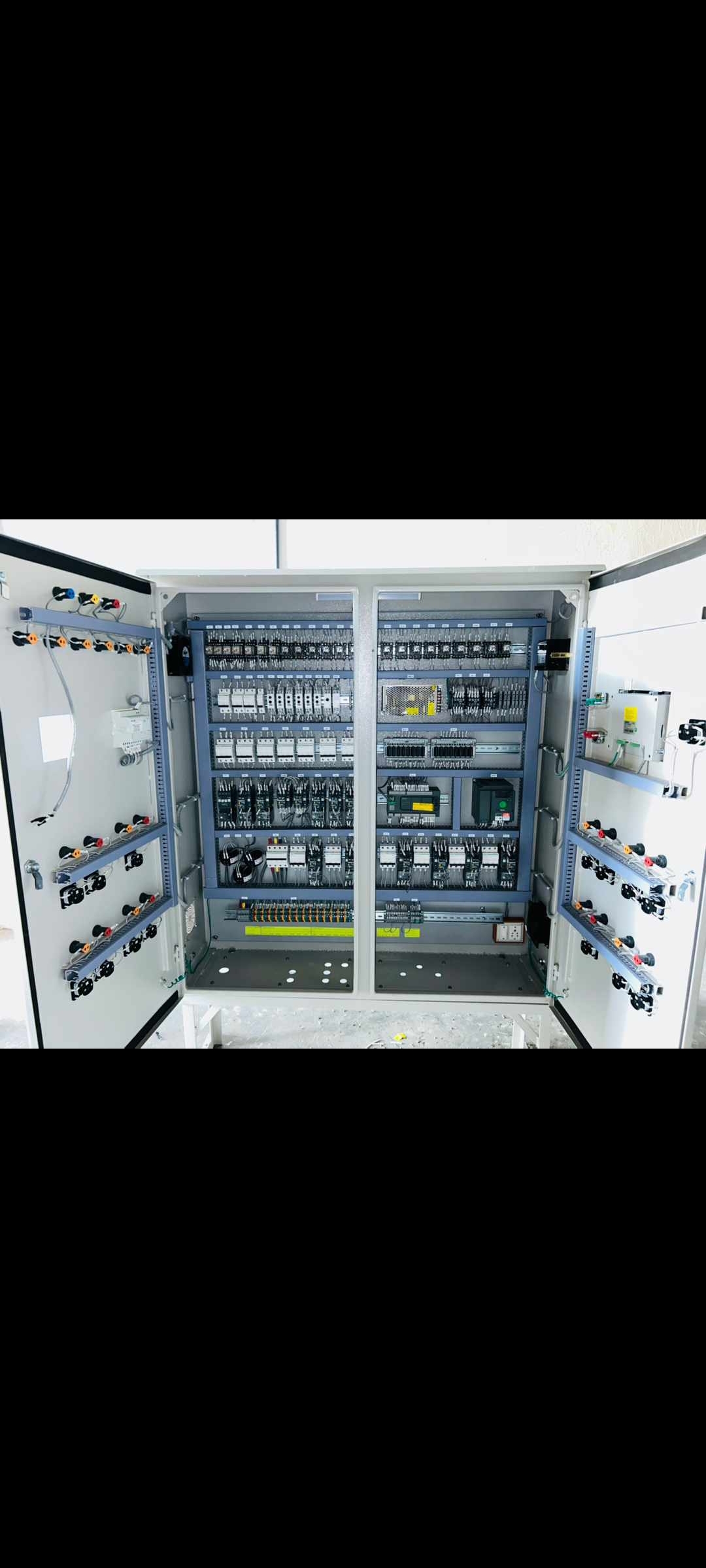 Plc Control Panel - Mild Steel, White Color | Ip65 Protection, 690v Rated Voltage, Powder Coated Finish, 50mhz Frequency