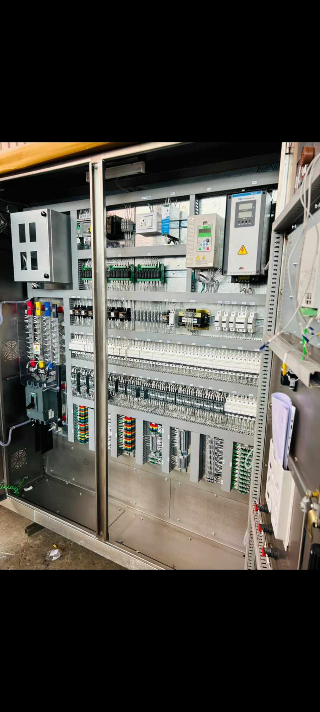 Plc Control Panel - Mild Steel, White Color | Ip65 Protection, 690v Rated Voltage, Powder Coated Finish, 50mhz Frequency