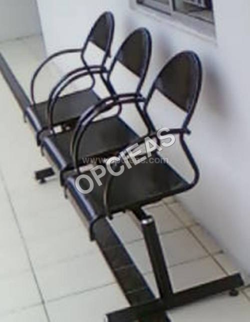 आगंतुकों के लिए छिद्रित कच्ची कुर्सी