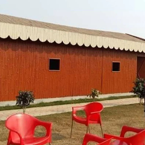 भूरे और लाल बाँस से पेंट की हुई झोपड़ी