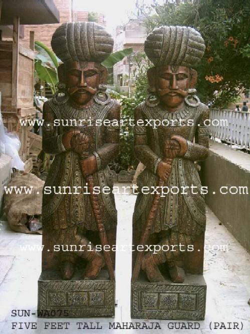 लकड़ी की मूर्ति