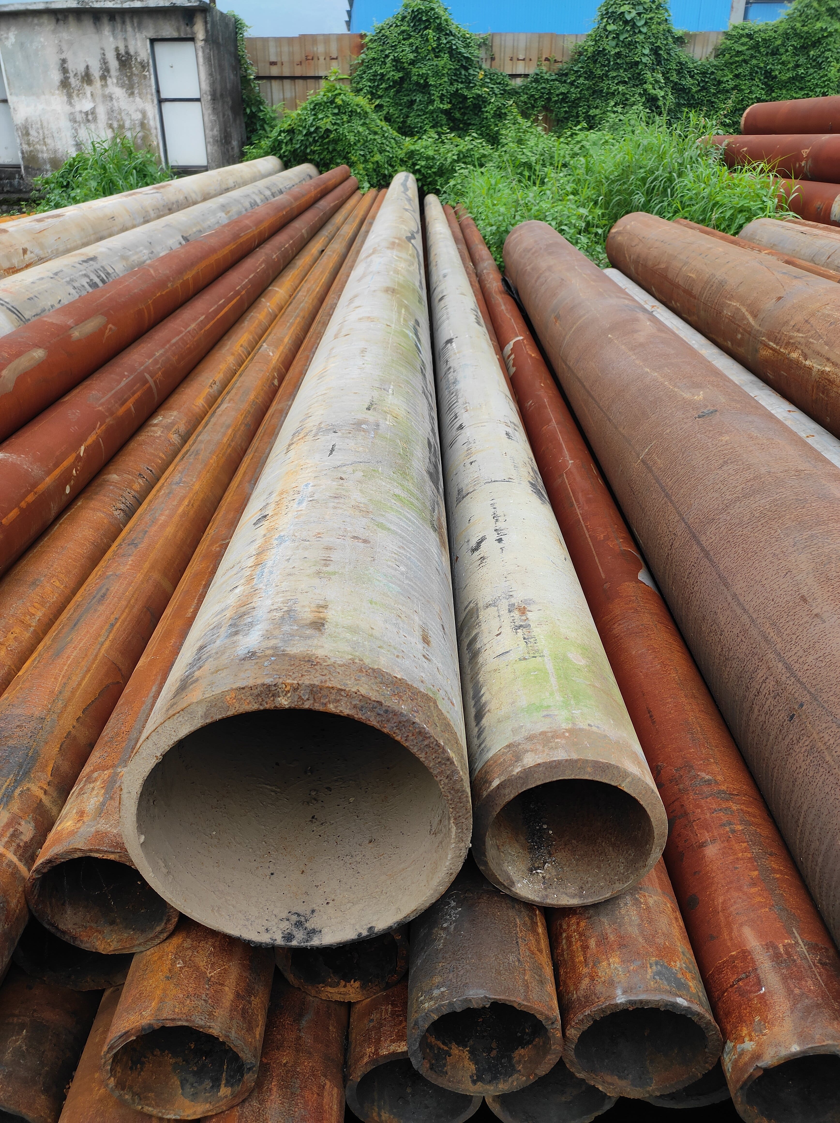 Grade 106 Seamless Pipes - Carbon Steel, 14" Sch 80, Outer Diameter 355.6 Mm, Thickness 19 Mm, Cold Drawn, Painted Surface, Non-alloy, Plastic End Protector