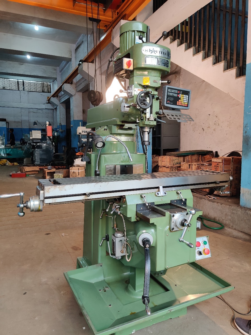 Dro Milling Machine - Cast Iron, Variable Dimensions | High Accuracy, Gear Clutch, Automatic Shop, Hardened & Ground, Power Quill, Smooth Operation