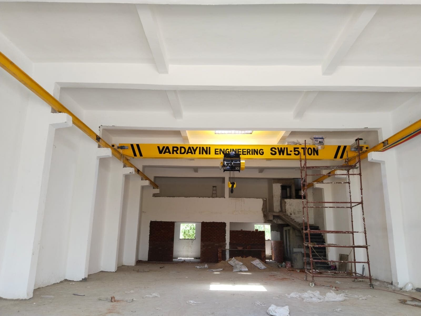 Single Girder Eot Crane - Mild Steel, 6-8 M Height, 1-25 M Span | 1-10 Ton Load Capacity, Electric Power Supply, Emergency Stop, Yellow & Blue Design