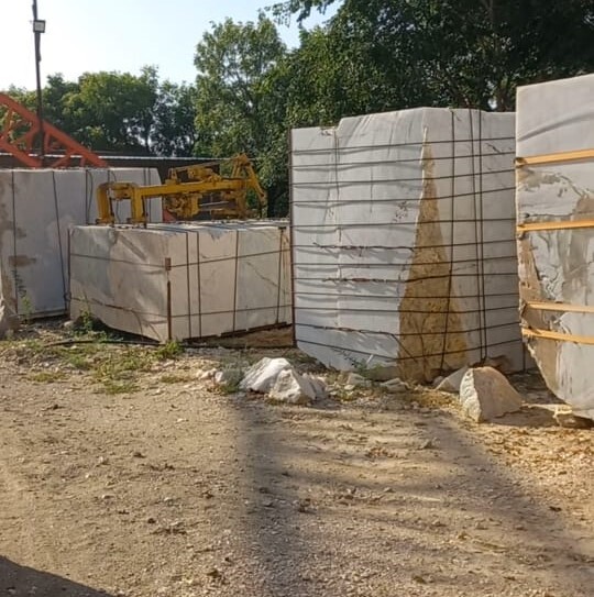 Large Natural White Quartz Blocks Extracted From Mines For Tiles And Slab Making Industries - Sio2 99% Pure , Machine-cut Surface Finish, Bulk Availability