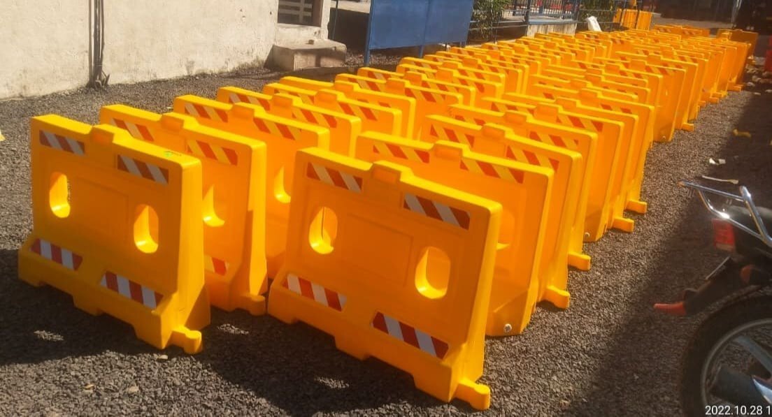 1 Mtr L Shape Barricade - Color: Red