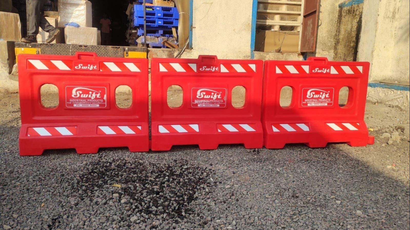 1 Mtr L Shape Barricade - Color: Red