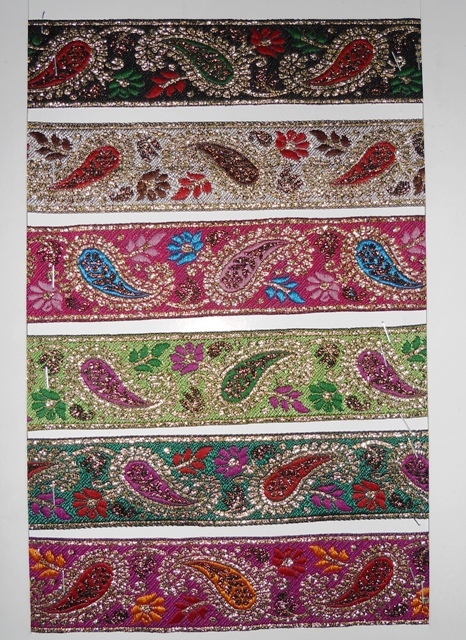 सीक्वेंस साड़ी लेस