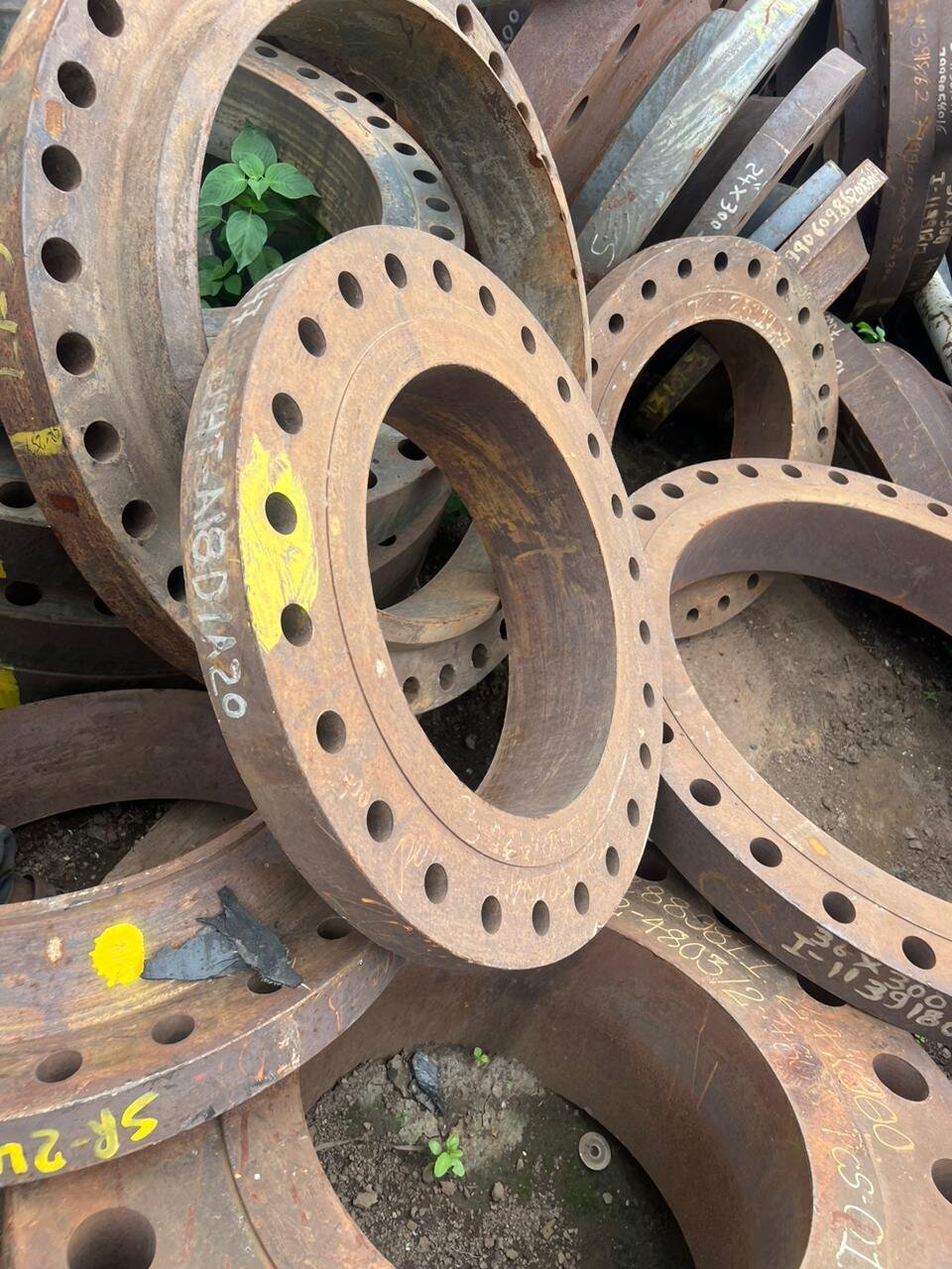 Carbon Steel Weldneck Flanges - A105 Grade, 1/2 To 24 Inch Size | Soft Material, Round Shape, Cold Drawn Technics