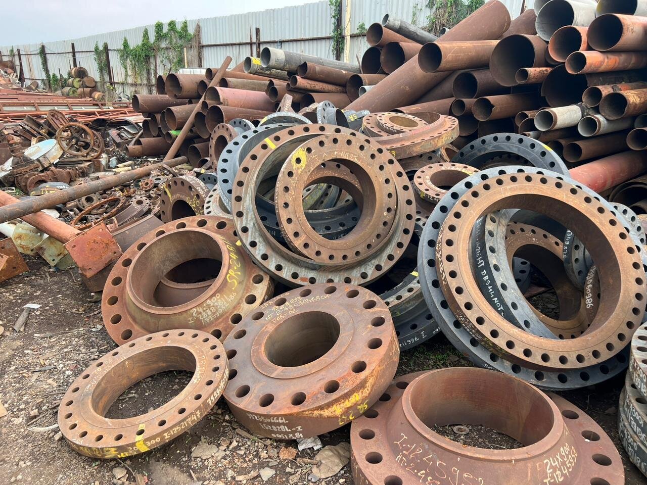 Carbon Steel Weldneck Flanges - A105 Grade, 1/2 To 24 Inch Size | Soft Material, Round Shape, Cold Drawn Technics