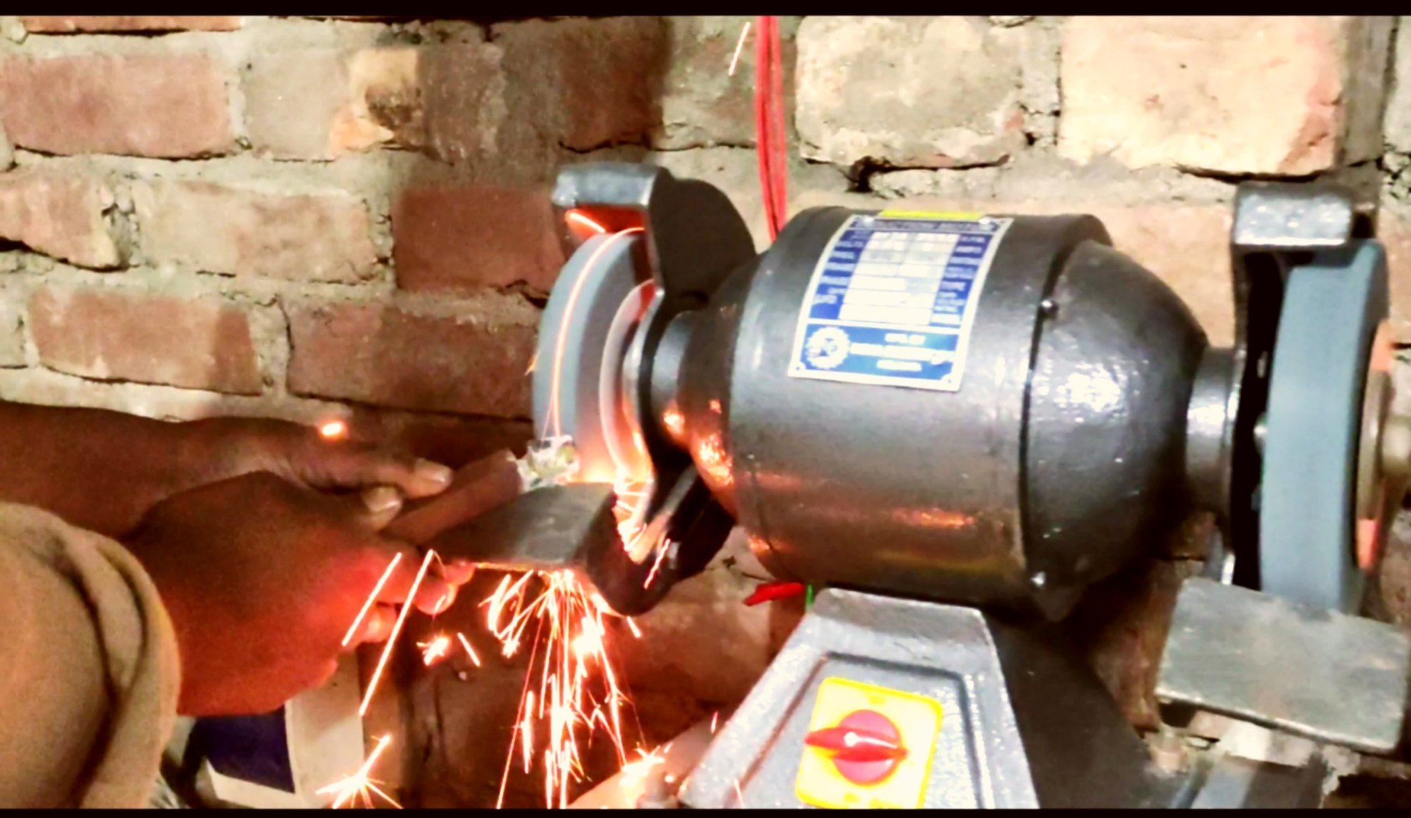 Bench Grinder Machine - Durable Cast Iron Body, High Precision Motor - Ideal For Metalwork And Tool Sharpening